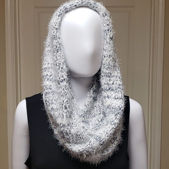 🌹FUZZY BLACK AND WHITE INFINITY SCARF - Picture 5 of 5